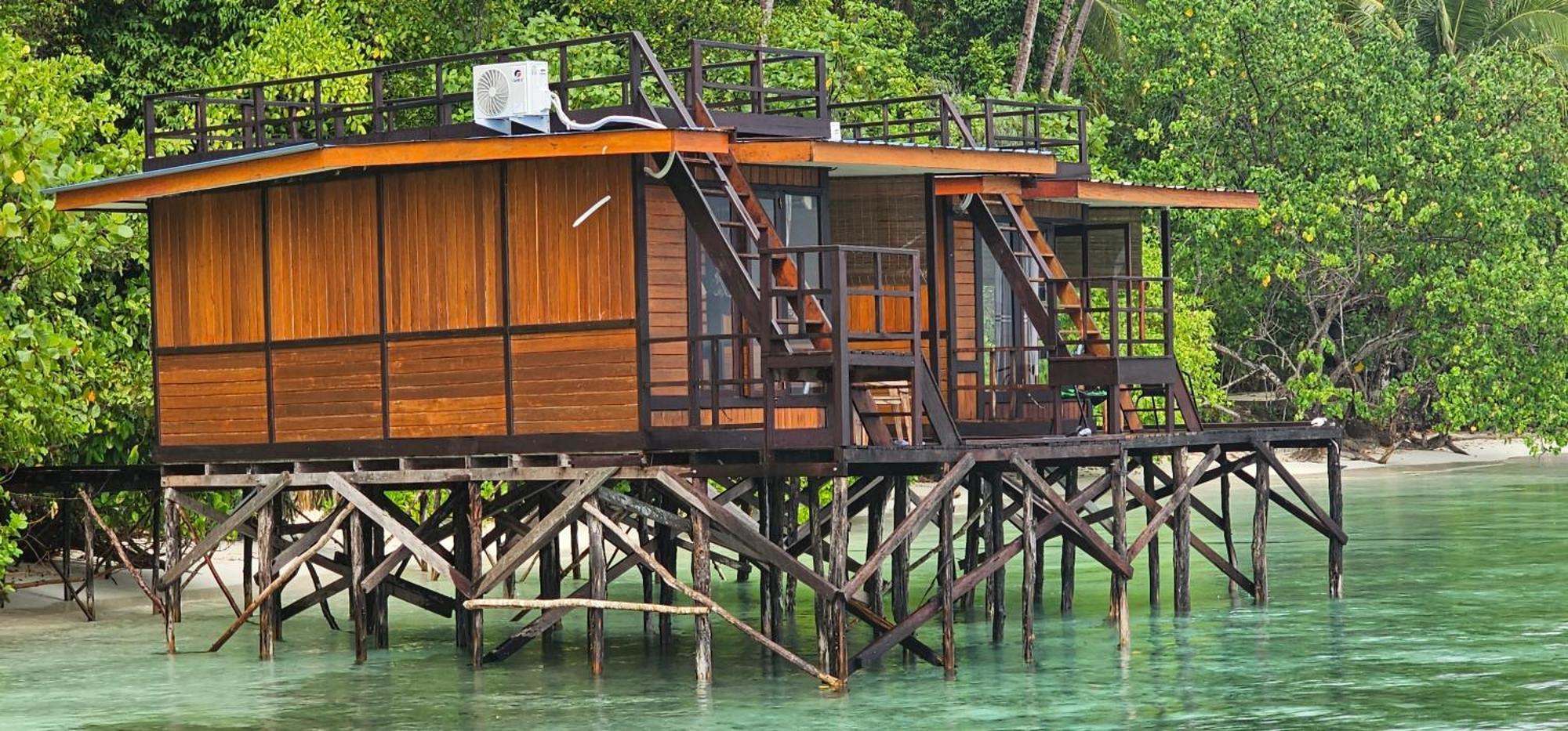 Terimakasih Homestay Pulau Mansuar Exteriör bild